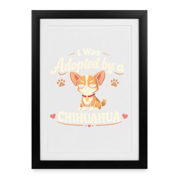 Vom Chihuahua adoptiert | Chihuahua Hundespruch - Gerahmtes Poster (27 × 37 cm) - Schwarz - Vorne
