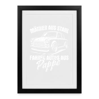 Trabi | Männer aus Stahl - Auto aus Pappe - Gerahmtes Poster (27 × 37 cm) - Schwarz - Vorne
