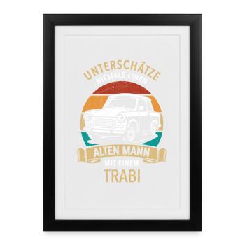 Unterschätze nie einen alten Mann mit Trabi - Gerahmtes Poster (27 × 37 cm) - Schwarz - Vorne