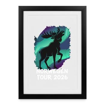 Norwegen Tour 2026 Elch - Gerahmtes Poster (27 × 37 cm) - Schwarz - Vorne