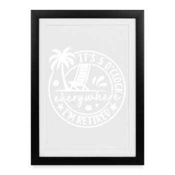 It's 5 o'clock everywhere I'm retired - Gerahmtes Poster (27 × 37 cm) - Schwarz - Vorne