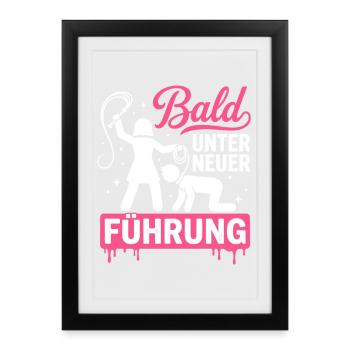 D-38Bald Unter Neuer Führung Dominante Frau - Gerahmtes Poster (27 × 37 cm) - Schwarz - Vorne