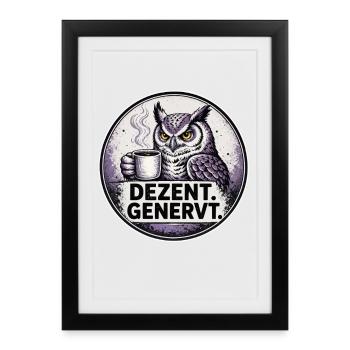 Dezent Genervt Eule mit Kaffee - Gerahmtes Poster (27 × 37 cm) - Schwarz - Vorne