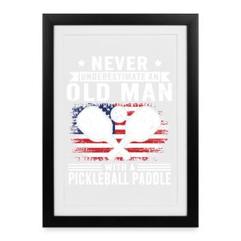 Ne jamais sous-estimer : Un vieil homme avec du pickleball - Affiche encadrée (27 × 37 cm) - noir - Devant