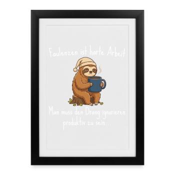 Faulenzen ist harte Arbeit – Faultier Kaffee - Gerahmtes Poster (27 × 37 cm) - Schwarz - Vorne
