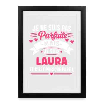 Laura: Pas parfaite mais presque pareil - Affiche encadrée (27 × 37 cm) - noir - Devant