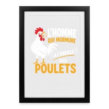 L'homme qui murmure aux poulets - Affiche encadrée (27 × 37 cm) - noir - Devant