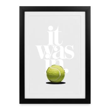 Balle de Tennis It Was In | Humour Sport Match - Affiche encadrée (27 × 37 cm) - noir - Devant