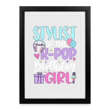 Stylist of The K-Pop Birthday Girl - Gerahmtes Poster (27 × 37 cm) - Schwarz - Vorne