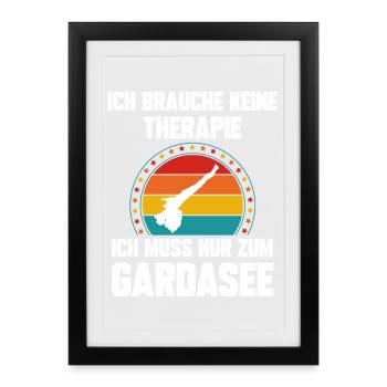 Ich brauche keine Therapie ich muss zum Gardasee - Gerahmtes Poster (27 × 37 cm) - Schwarz - Vorne