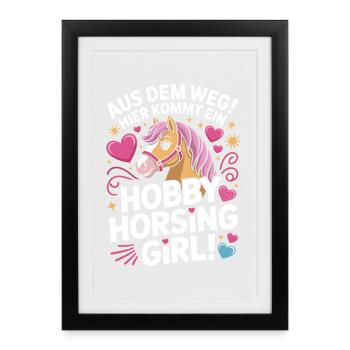 Hobby Horsing Girl Steckenpferd Pony Reiten Pferde - Gerahmtes Poster (27 × 37 cm) - Schwarz - Vorne