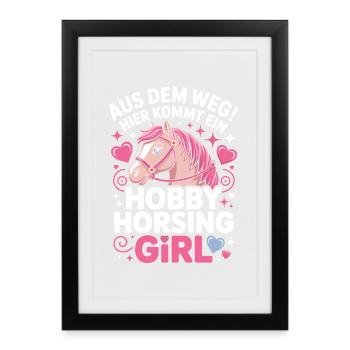 Hobby Horsing Girl Steckenpferd Pony Reiten Pferde - Gerahmtes Poster (27 × 37 cm) - Schwarz - Vorne