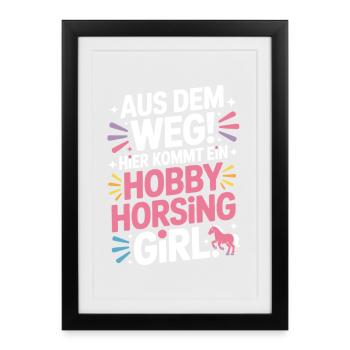 Hobby Horsing Girl Steckenpferd Pony Reiten Pferde - Gerahmtes Poster (27 × 37 cm) - Schwarz - Vorne