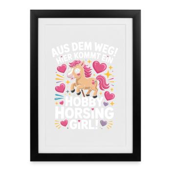 Hobby Horsing Girl Steckenpferd Pony Reiten Pferde - Gerahmtes Poster (27 × 37 cm) - Schwarz - Vorne