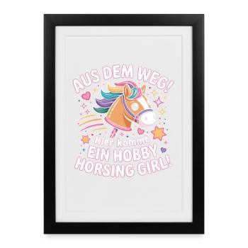 Hobby Horsing Girl Steckenpferd Pony Reiten Pferde - Gerahmtes Poster (27 × 37 cm) - Schwarz - Vorne
