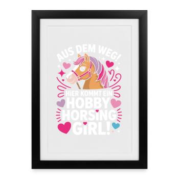 Hobby Horsing Girl Steckenpferd Pony Reiten Pferde - Gerahmtes Poster (27 × 37 cm) - Schwarz - Vorne