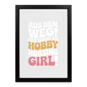 Hobby Horsing Girl Steckenpferd Pony Reiten Pferde - Gerahmtes Poster (27 × 37 cm) - Schwarz - Vorne
