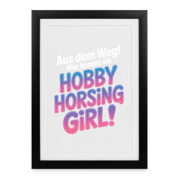 Hobby Horsing Girl Steckenpferd Pony Reiten Pferde - Gerahmtes Poster (27 × 37 cm) - Schwarz - Vorne