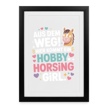 Hobby Horsing Girl Steckenpferd Pony Reiten Pferde - Gerahmtes Poster (27 × 37 cm) - Schwarz - Vorne