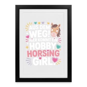 Hobby Horsing Girl Steckenpferd Pony Reiten Pferde - Gerahmtes Poster (27 × 37 cm) - Schwarz - Vorne