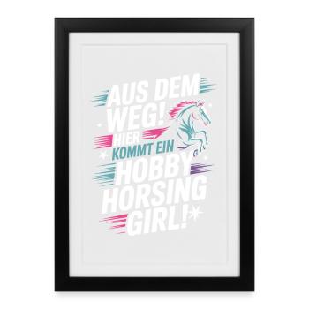 Hobby Horsing Girl Steckenpferd Pony Reiten Pferde - Gerahmtes Poster (27 × 37 cm) - Schwarz - Vorne