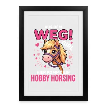 Aus dem weg girl hier kommt ein hobby horsing - Gerahmtes Poster (27 × 37 cm) - Schwarz - Vorne