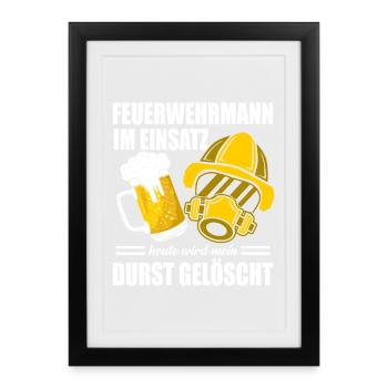 Feuerwehrmann im Einsatz Durst gelöscht Bier - Gerahmtes Poster (27 × 37 cm) - Schwarz - Vorne