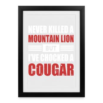 Never Killed A Mountain Lion But Chocked A Cougar - Gerahmtes Poster (27 × 37 cm) - Schwarz - Vorne