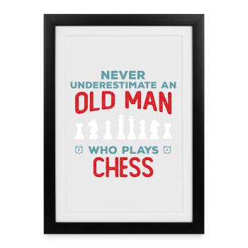 Never Underestimate an Old Man who plays Chess - Framed poster (27 × 37 cm) - black - Front