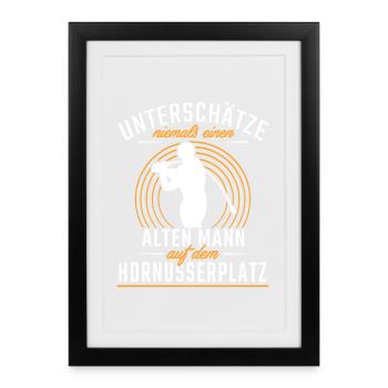 Unterschätze niemals einen alten Mann auf dem - Gerahmtes Poster (27 × 37 cm) - Schwarz - Vorne