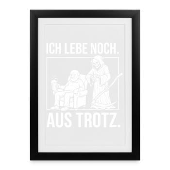 Ich lebe noch. Aus Trotz. - Sensenmann und Opa - Gerahmtes Poster (27 × 37 cm) - Schwarz - Vorne