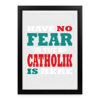 N’ayez crainte, le Katholik est là Tenue - Affiche encadrée (27 × 37 cm) - noir - Devant