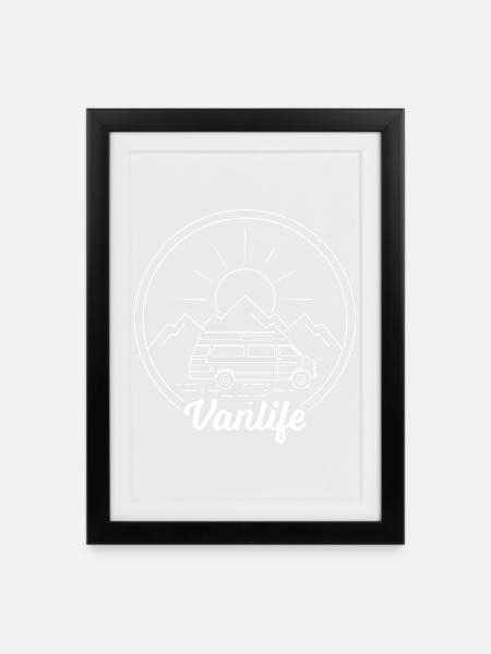 Van Life in den Bergen - Weiße Zeichnung - Gerahmtes Poster (27 × 37 cm) - Schwarz