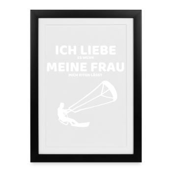 Ich liebe es wenn meine Frau mich Kiten lässt - Gerahmtes Poster (27 × 37 cm) - Schwarz - Vorne