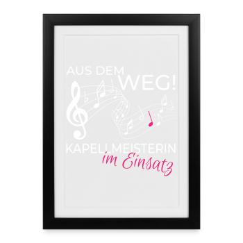 Kapellmeisterin im Einsatz – Taktstock - Gerahmtes Poster (27 × 37 cm) - Schwarz - Vorne