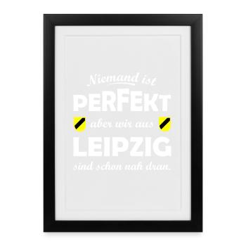 Leipzig Perfekt - Gerahmtes Poster (27 × 37 cm) - Schwarz - Vorne
