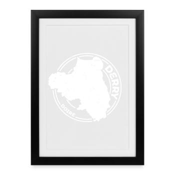 Comté de Derry Irlande | Timbre de contour de carte - Affiche encadrée (27 × 37 cm) - noir - Devant