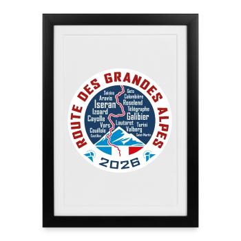 Route des Grandes Alpes | V2 | 2026 - Gerahmtes Poster (27 × 37 cm) - Schwarz - Vorne