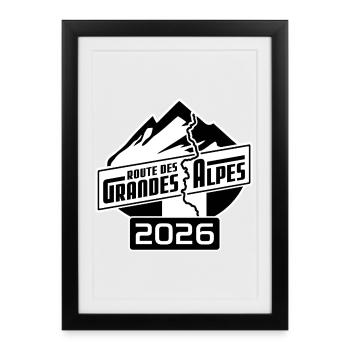 Route des Grandes Alpes | Schwarz | 2026 - Gerahmtes Poster (27 × 37 cm) - Schwarz - Vorne