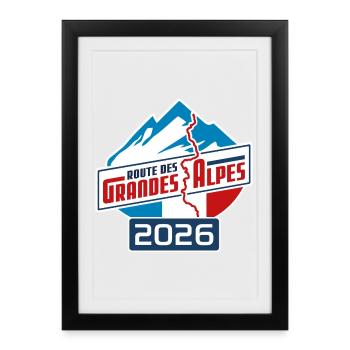 Route des Grandes Alpes | Color | 2026 - Gerahmtes Poster (27 × 37 cm) - Schwarz - Vorne