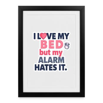I Love My Bed – But My Alarm Hates It ⏰💤 - Gerahmtes Poster (27 × 37 cm) - Schwarz - Vorne