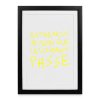 BETWEEN US I FEEL THAT THE CURRENT IS FLOWING! - Framed poster (27 × 37 cm) - black - Front