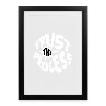 Trust the Process Logo Sportler Motivation Emblem - Gerahmtes Poster (27 × 37 cm) - Schwarz - Vorne