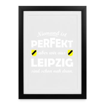Leipzig nah am Perfekt - Gerahmtes Poster (27 × 37 cm) - Schwarz - Vorne