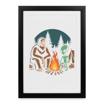 Randonnée - Aventure en plein air - Bigfoot et Alien - Affiche encadrée (27 × 37 cm) - noir - Devant
