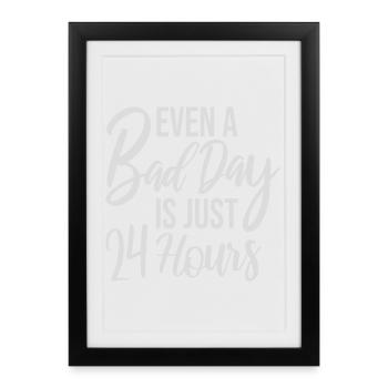 Même une mauvaise journée n’est qu’un proverbe motivant 24 heures sur 24 - Affiche encadrée (27 × 37 cm) - noir - Devant
