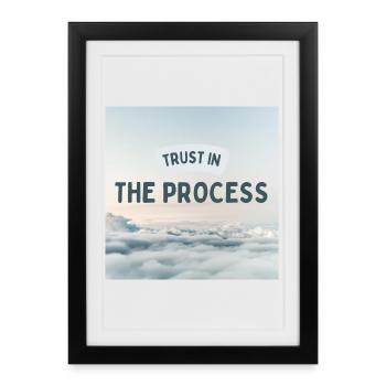 Conception inspirante de citation Trust In The Process - Affiche encadrée (27 × 37 cm) - noir - Devant
