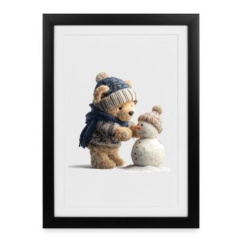 Un ours en peluche avec chapeau et écharpe construit un bonhomme de neige - Affiche encadrée (27 × 37 cm) - noir - Devant