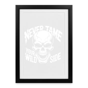 Never Tame Your Wild Side Skull – Gothic Design - Gerahmtes Poster (27 × 37 cm) - Schwarz - Vorne