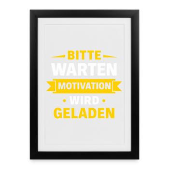 Please wait – Motivation is loaded Spruch Shir - Framed poster (27 × 37 cm) - black - Front
